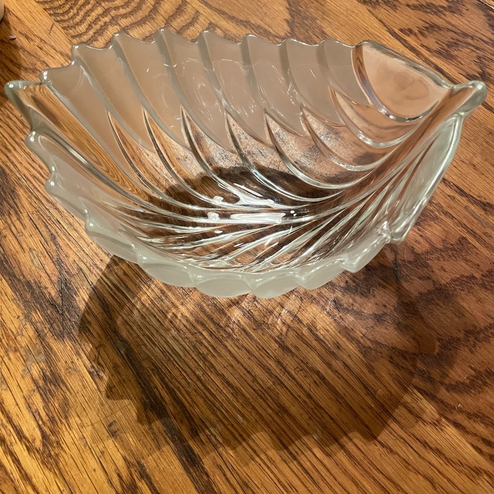 Glass leaf bowl